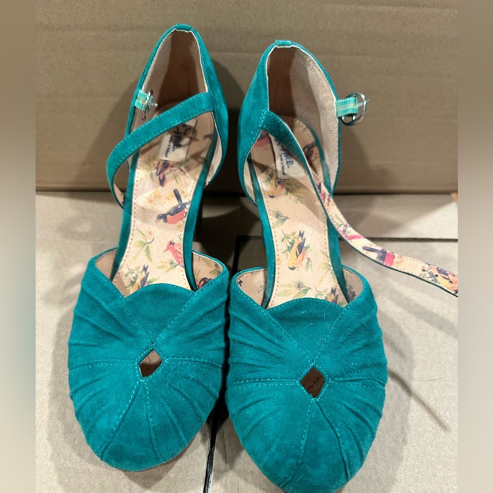 Mrs L Fire Greene Suede Heels size 9